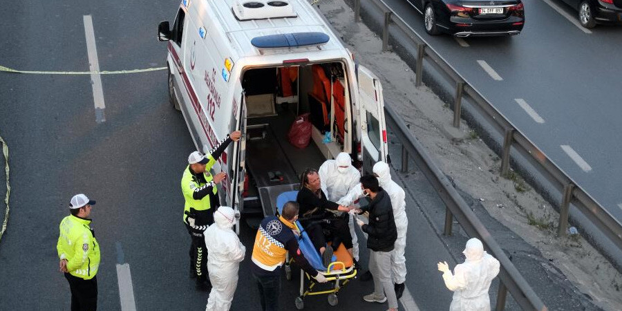 E-5 karayolunda ilginç anlar kimse ne olduğunu anlamadı! Yolun ortasına yatan adam bir türlü ikna edilemedi E-5 karayolunda ilginç anlar kimse ne olduğunu anlamadı! Yolun ortasına yatan adam bir türlü ikna edilemedi