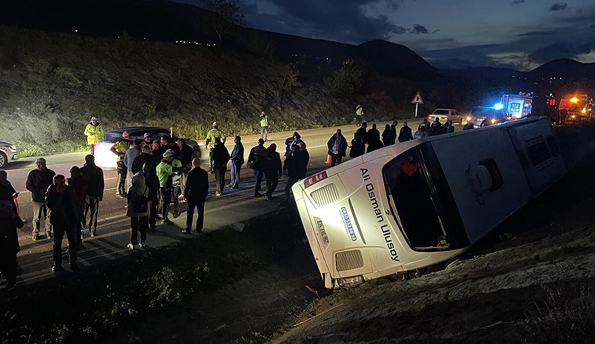 Sinop’ta yolcu otobüsü su kanalına devrildi, 16 kişi yaralandı