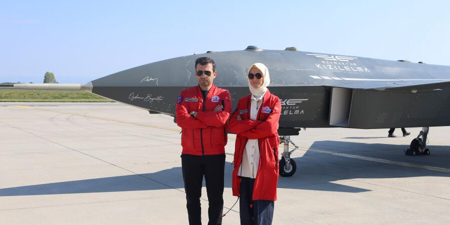 TEKNOFEST'te tarihi anlar! İnsanlı ve insansız savaş uçakları birlikte uçtu