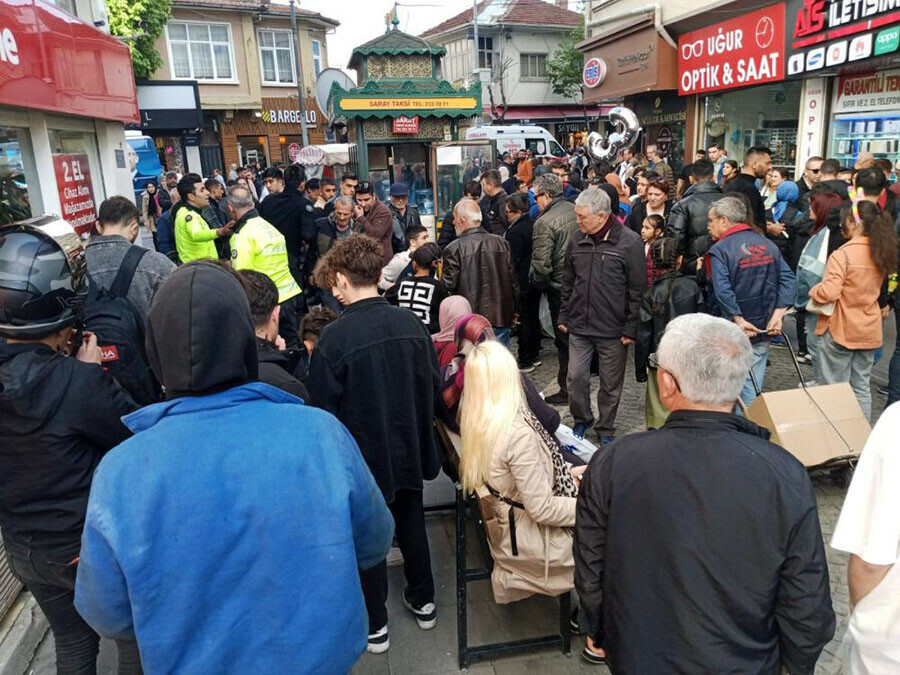 Eskişehir'de AK Parti seçim aracına saldıran kişi gözaltına alındı Eskişehir'de AK Parti seçim aracına saldıran kişi gözaltına alındı