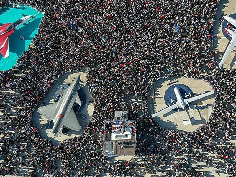<h3>1 MİLYONDAN FAZLA YARIŞMACI KATILDI</h3><p>TEKNOFEST'te bu yıl 41 ana yarışma, 102 farklı kategoride düzenlendi ve bu yarışmalara 332 bin takım ve 1 milyondan fazla yarışmacı katıldı. Yarışmalarda 13 milyon TL'nin üzerinde ödül, 30 milyon TL'nin üzerinde malzeme desteği verildi.</p><p>Akıllı ulaşım, biyoteknoloji inovasyon, çip tasarım, dikey inişli roket, eğitim teknolojileri, engelsiz yaşam teknolojileri gibi birçok kategoride gerçekleştirilen yarışmaların yanı sıra TEKNOFEST'te paydaş kurumlar, açtıkları stantlarda geliştirdikleri ürün ve sundukları hizmetleri de sergiledi.<strong> Aralarında Bayraktar Kızılelma, Bayraktar Akıncı'nın da yer aldığı savunma sanayisinin öne çıkan projeleri de ziyaretçilere sunuldu. Bu yıl Bayraktar TB3 Silahlı İnsansız Hava Aracı, ilk kez TEKNOFEST etkinlik alanında yerini aldı.</strong></p>
