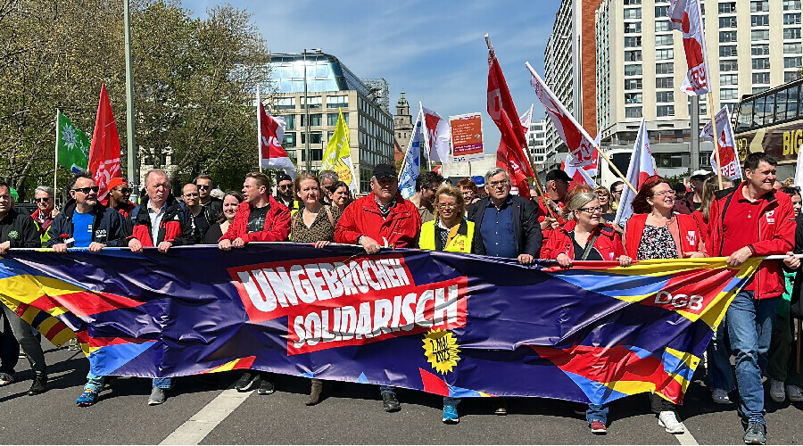İşçiler meydanlara akın etti! "1 Mayıs Emek ve Dayanışma Günü" kutlandı İşçiler meydanlara akın etti! "1 Mayıs Emek ve Dayanışma Günü" kutlandı