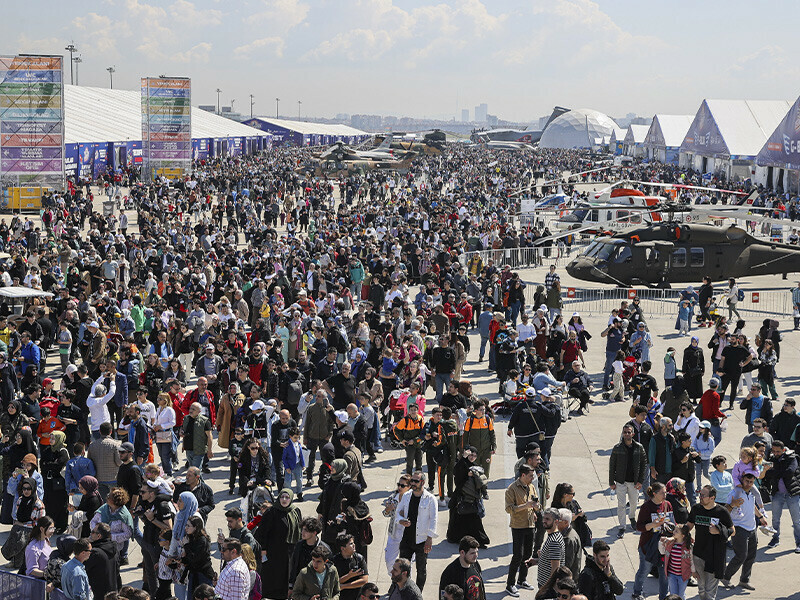 <p>Aralarında Birleşik Arap Emirlikleri'nden Fursan Al Emarat Hava Akrobasi ekibi ve Fas Hava Kuvvetleri ekiplerinin de bulunduğu TEKNOFEST İstanbul'da uçuş gösterisi gerçekleştiren ekiplere plaket verildi. Ayrıca, TEKNOFEST Deprem Gönüllüleri Teşekkür Programı kapsamında deprem bölgesine katkı sunan medya, sivil toplum kuruluşları ve yerel yönetimlerin temsilcilerine plaket takdim edildi.</p><p>TEKNOFEST Yönetim Kurulu ve T3 Vakfı Mütevelli Heyeti Başkanı Selçuk Bayraktar, kapanış töreninde yaptığı konuşmada, muhteşem bir TEKNOFEST'i daha başarıyla tamamladıklarını belirterek, TEKNOFEST'in rekorlar kıra kıra ilerleyen, yarınlarımıza umut veren bir festival olduğunu söyledi.</p><p>
