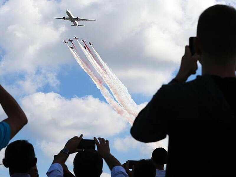 <h3>BAYRAKTAR KIZILELMA VE SOLO TÜRK BİRLİKTE TEKNOFEST ZİYARETÇİLERİNİ SELAMLADI</h3><p><strong>Etkinlikte, tamamı yerli üretim olan Milli Kanatlar'ın gösteri uçuşları, Akıncı Taaruzi İnsansız Hava Aracı (TİHA), Bayraktar TB2, Kızılelma, Hürkuş, Aksungur/Anka, Atak Helikopter, Gyrocopter, Gökbey Helikopter, MB-339NAT Fursan Al-Emarat, S-70 Skorsky, BEL 429 Helikopter, Cirrus/Cesna ve Türk Silahlı Kuvvetleri'ne ait F-16 uçakları ile SoloTürk ve Türk Yıldızları'nın akrobasi uçuşları yapıldı.</strong></p><p>Bayraktar Kızılelma ve Solo Türk, gökyüzünde bir ilki gerçekleştirip birlikte uçuş yaparak TEKNOFEST ziyaretçilerini selamladı. Türk Yıldızları ve Birleşik Arap Emirlikleri'nden Fursan Al Emarat Hava Akrobasi ekibinin İstanbul semalarında birlikte gerçekleştirdiği uçuş gösterisi de ilgiyle takip edildi. Fas Hava Kuvvetleri ekipleri de bu yıl ilk kez TEKNOFEST'te uçuş gösterisi yaptı.</p>