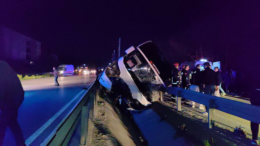 Bursa'da öğrencileri taşıyan tur otobüsü devrildi: 3 ölü Bursa'da öğrencileri taşıyan tur otobüsü devrildi: 3 ölü