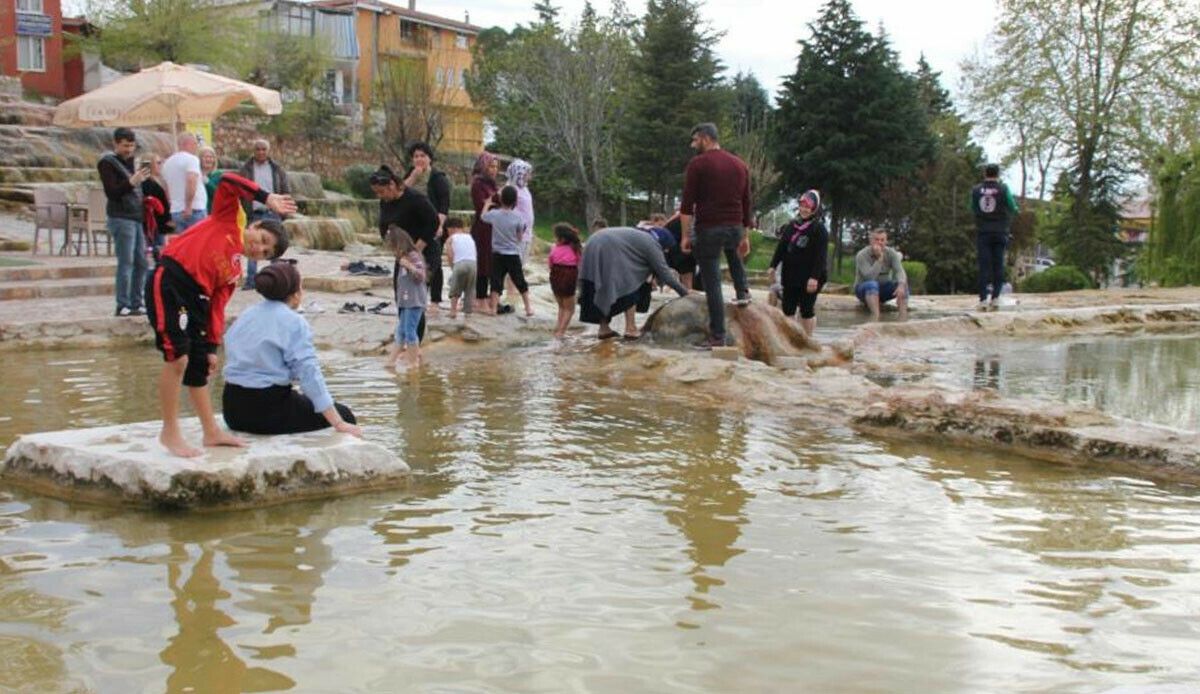 Methini duyan oraya akın ediyor! Şifalı kırmızı suyun yararı saymakla bitmiyor Methini duyan oraya akın ediyor! Şifalı kırmızı suyun yararı saymakla bitmiyor