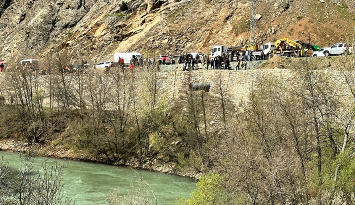 3 kişinin otomobille Munzur Çayı'na düştüğü olayda gelişme: Suda kaybolan araca ulaşıldı 3 kişinin otomobille Munzur Çayı'na düştüğü olayda gelişme: Suda kaybolan araca ulaşıldı