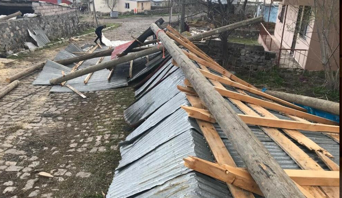 Meteoroloji uyarmıştı: Ardahan'da şiddetli rüzgar bina çatılarını uçurdu Meteoroloji uyarmıştı: Ardahan'da şiddetli rüzgar bina çatılarını uçurdu