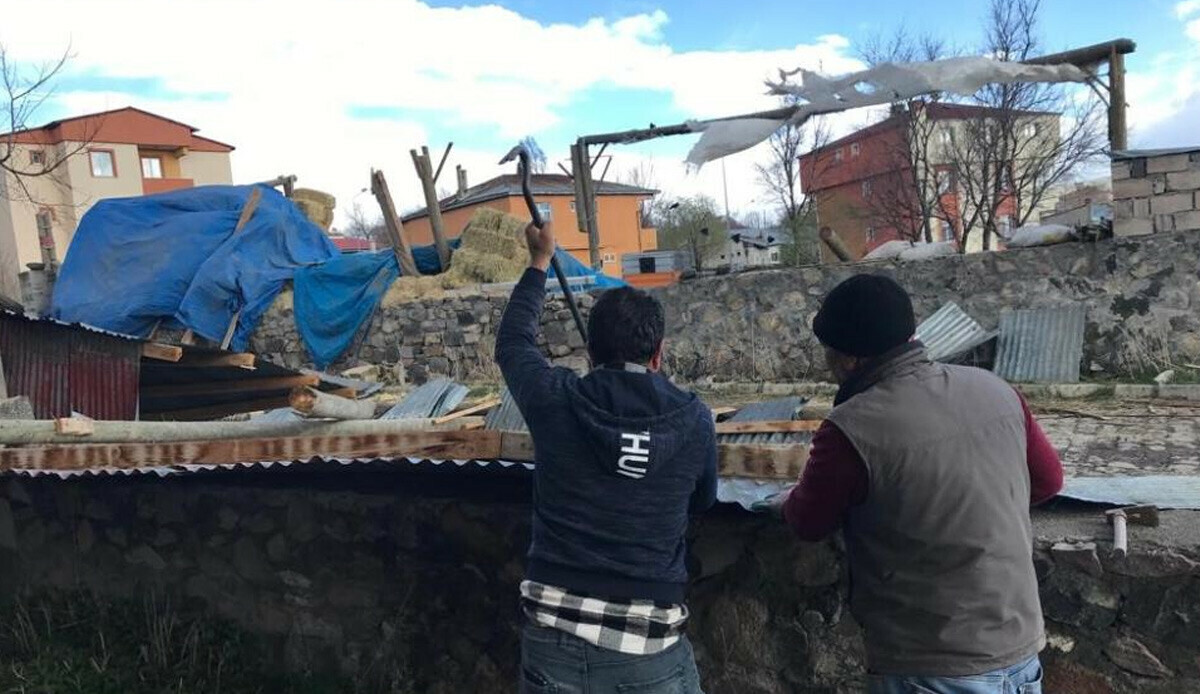 Meteoroloji uyarmıştı: Ardahan'da şiddetli rüzgar bina çatılarını uçurdu Meteoroloji uyarmıştı: Ardahan'da şiddetli rüzgar bina çatılarını uçurdu