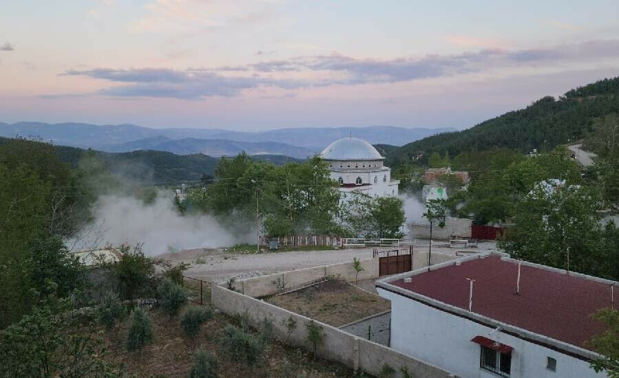 58 metre yüksekliğindeki tarihi minare böyle yıkıldı 58 metre yüksekliğindeki tarihi minare böyle yıkıldı