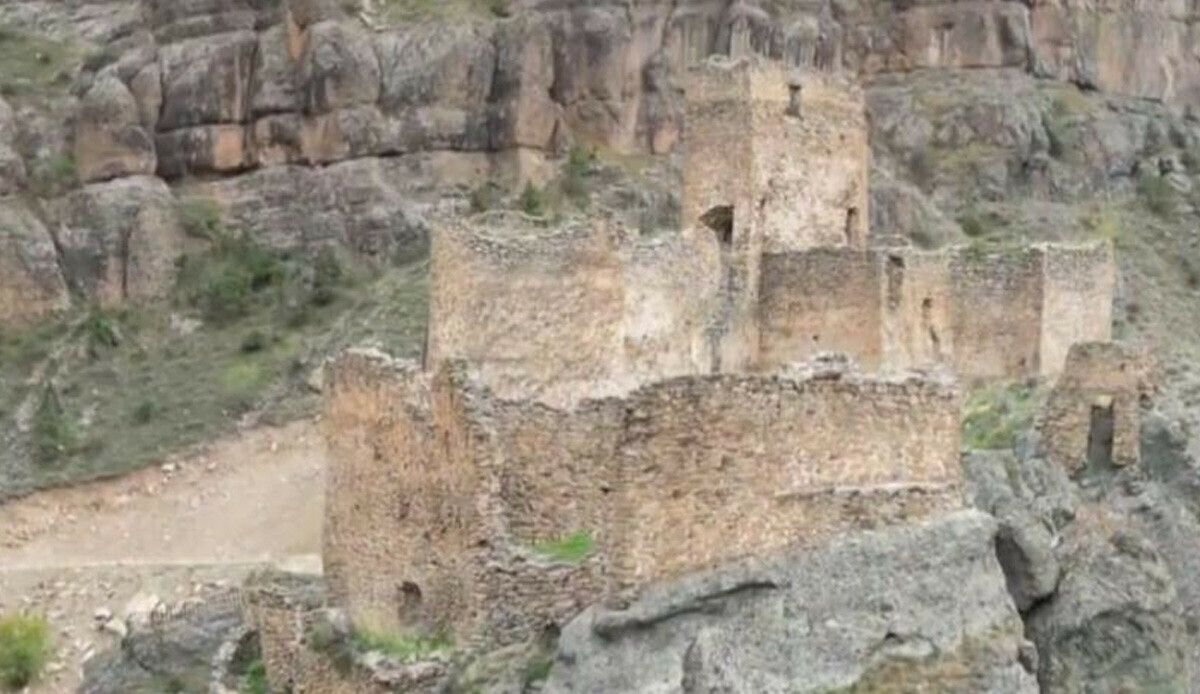 Bin yaşında ama içinde yok yok! Hem yapısını hem de gizemini koruyor: Turistler görmek için uzun kuyruklar oluşturuyor