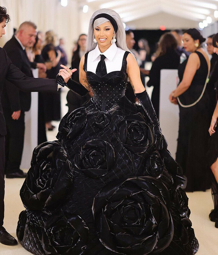 MET Gala 2023’e tarzı damga vurdu, ünlü şarkıcıyı görenler tanıyamadı