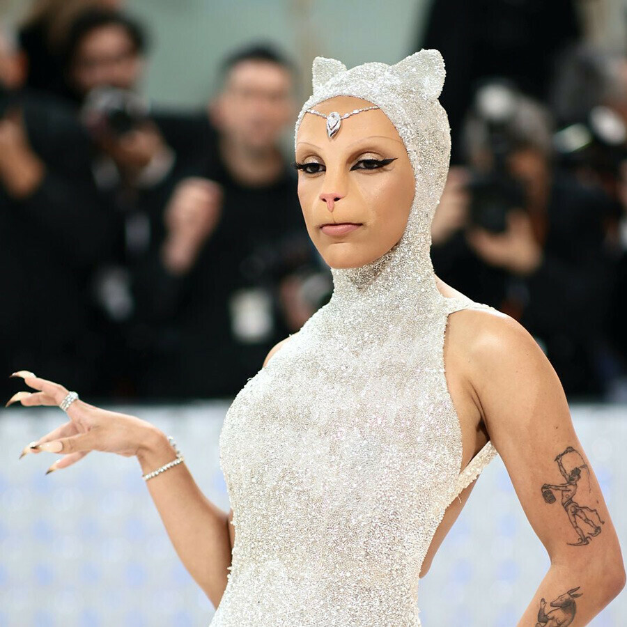 MET Gala 2023’e tarzı damga vurdu, ünlü şarkıcıyı görenler tanıyamadı