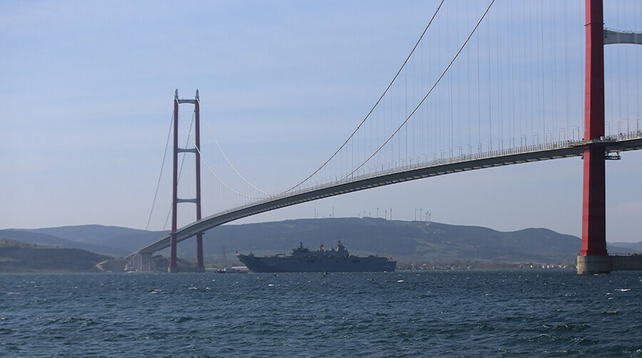 SİHA gemisi TCG Anadolu, Çanakkale Boğazı'ndan geçti