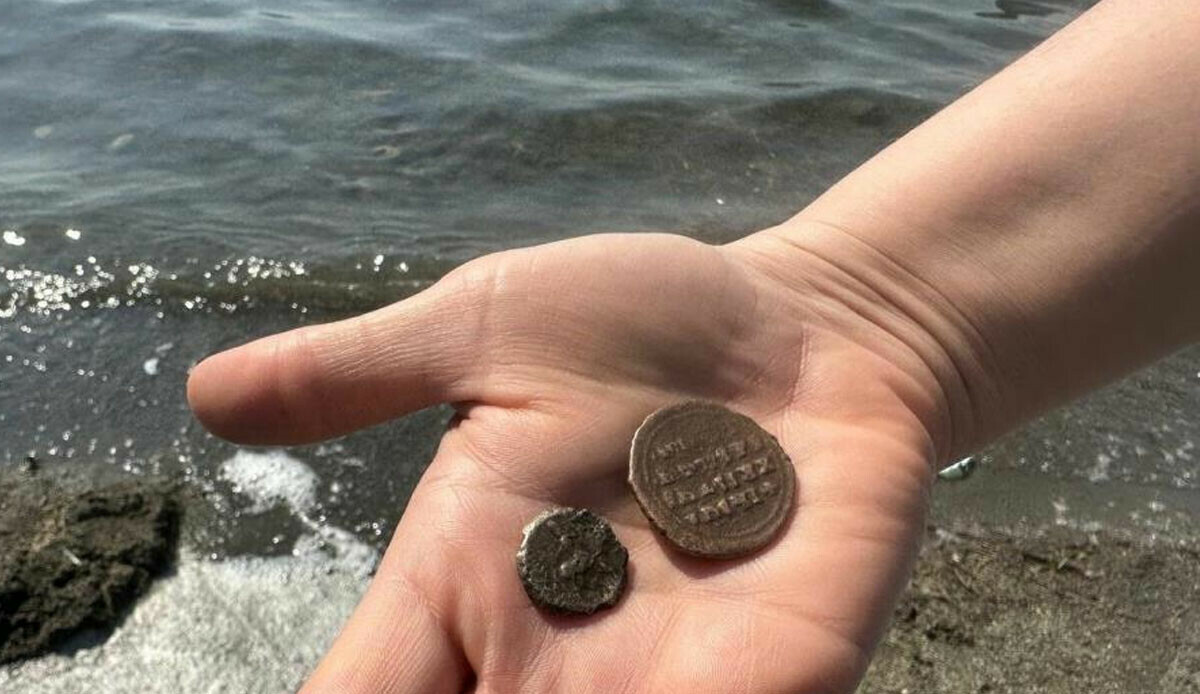 Sular çekildi, tarih fışkırdı: Sahilde dolaşırken 2 bin yıllık sikke buldular!