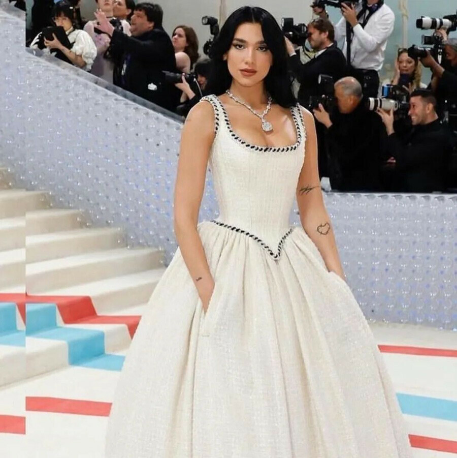 MET Gala 2023’e tarzı damga vurdu, ünlü şarkıcıyı görenler tanıyamadı