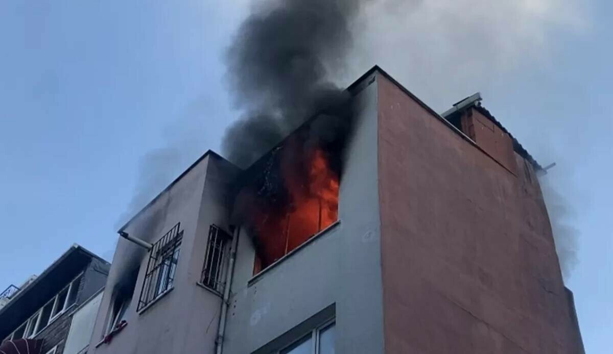 İstanbul'da korkutan yangın! Alevler tüm daireyi sardı İstanbul'da korkutan yangın! Alevler tüm daireyi sardı