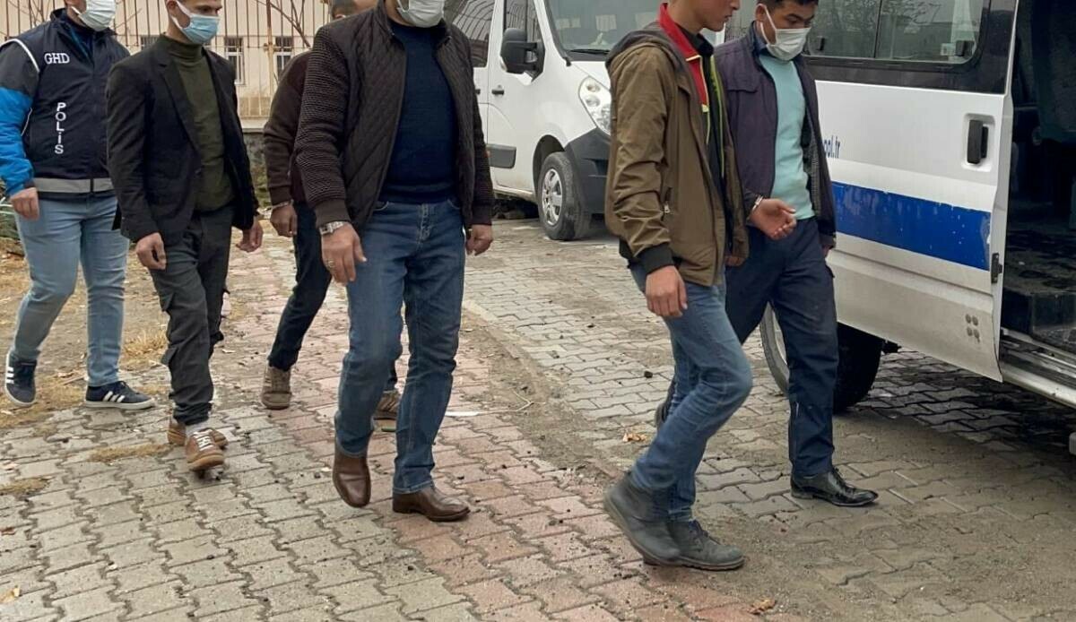 Düzensiz göçmen operasyonu! Çok sayıda kişi yakalandı Düzensiz göçmen operasyonu! Çok sayıda kişi yakalandı