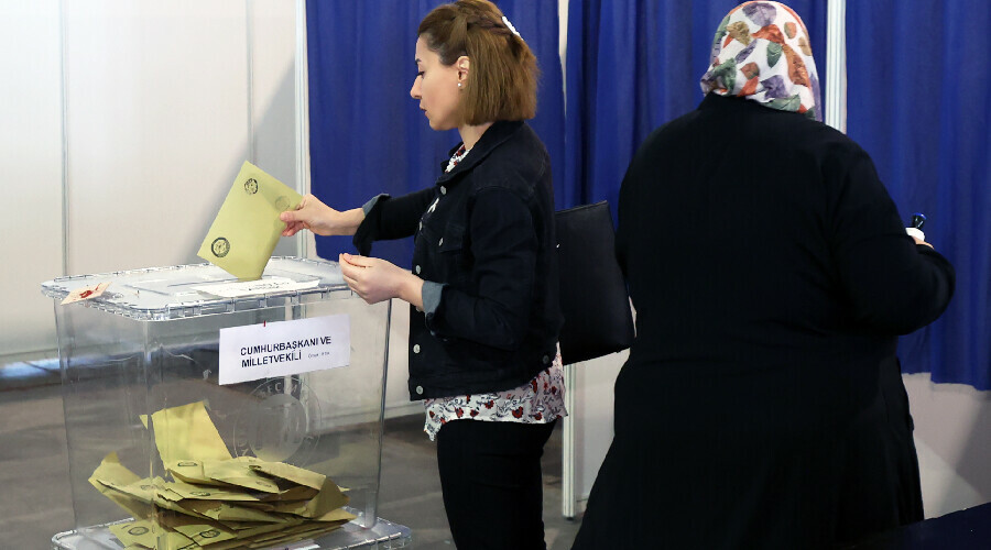 Yurt dışında seçim heyecanı! Gurbetçi Türkler sandıklara akın ediyorlar