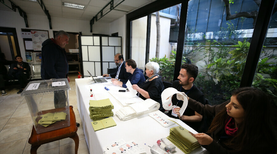 Yurt dışında seçim heyecanı! Gurbetçi Türkler sandıklara akın ediyorlar