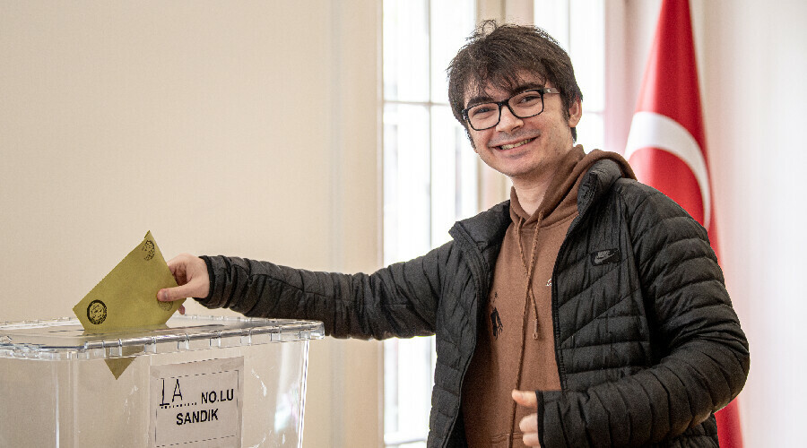 Yurt dışında seçim heyecanı! Gurbetçi Türkler sandıklara akın ediyorlar