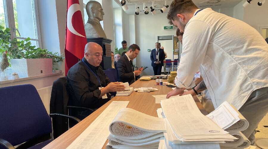 Yurt dışında seçim heyecanı! Gurbetçi Türkler sandıklara akın ediyorlar