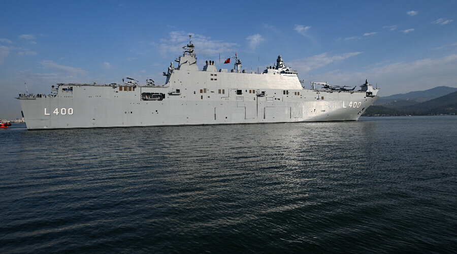 TCG Anadolu İzmir'e demirledi, Yunanistan'ı korku sardı TCG Anadolu İzmir'e demirledi, Yunanistan'ı korku sardı