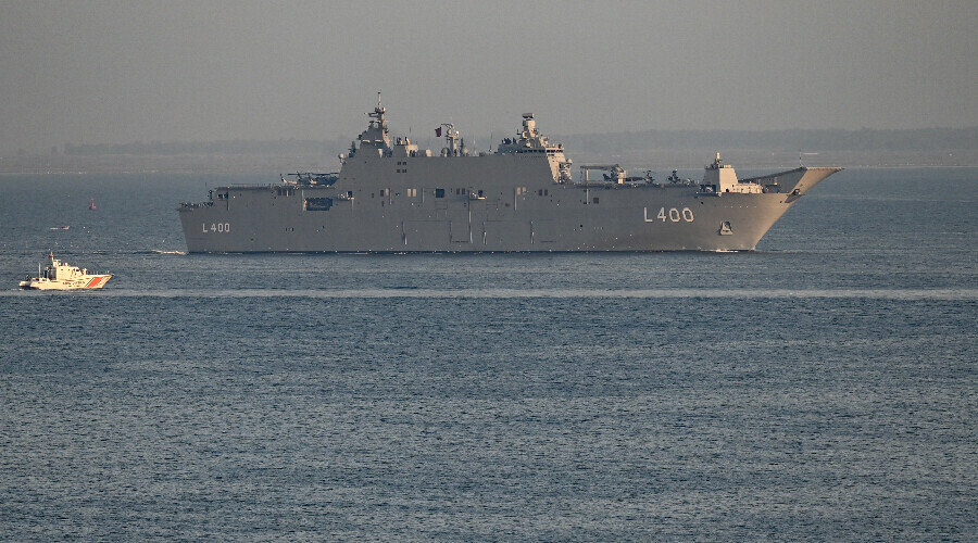 TCG Anadolu İzmir'e demirledi, Yunanistan'ı korku sardı TCG Anadolu İzmir'e demirledi, Yunanistan'ı korku sardı