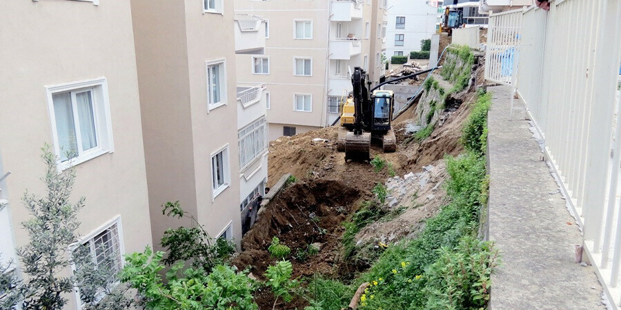 Ev sahiplerinin ‘pes’ dedirten inadı! Heyelan riskine rağmen oturuyorlar!  Ev sahiplerinin ‘pes’ dedirten inadı! Heyelan riskine rağmen oturuyorlar!