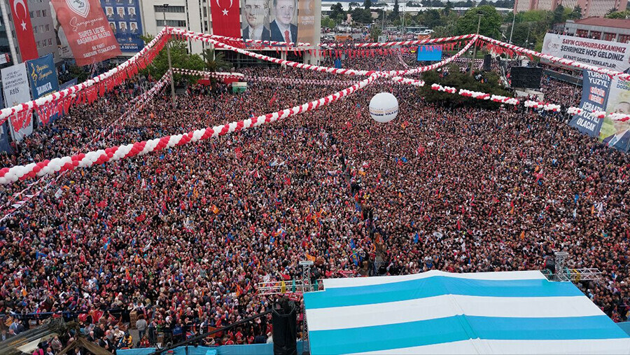 Samsun Cumhurbaşkanı Erdoğan'ı kucakladı! Mitinge 120 bin kişi katıldı