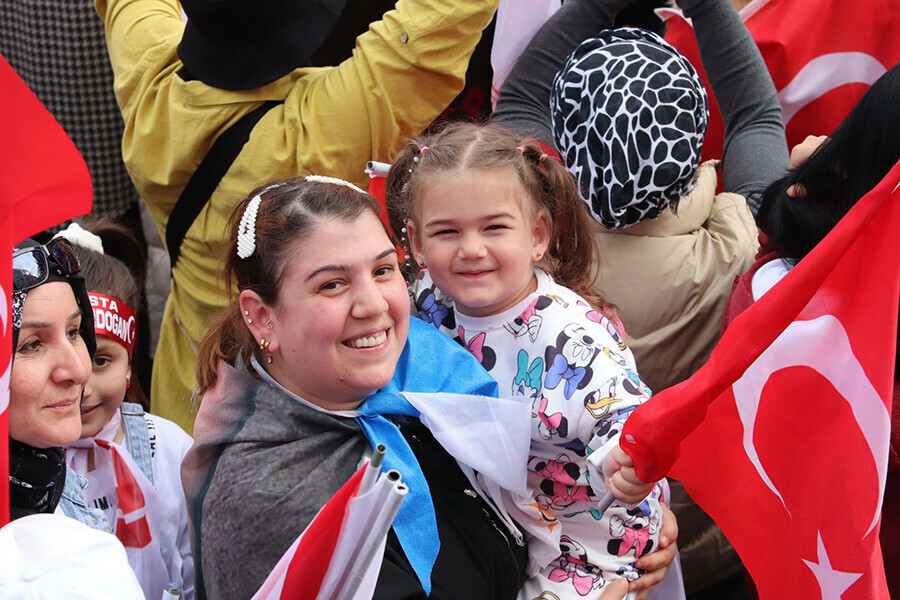 Samsun Cumhurbaşkanı Erdoğan'ı kucakladı! Mitinge 120 bin kişi katıldı