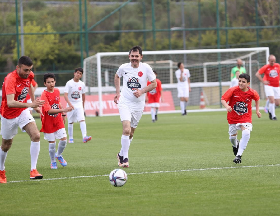 Bakan Murat Kurum, ünlü futbolcular ve depremzede çocuklarla beraber maça çıktı