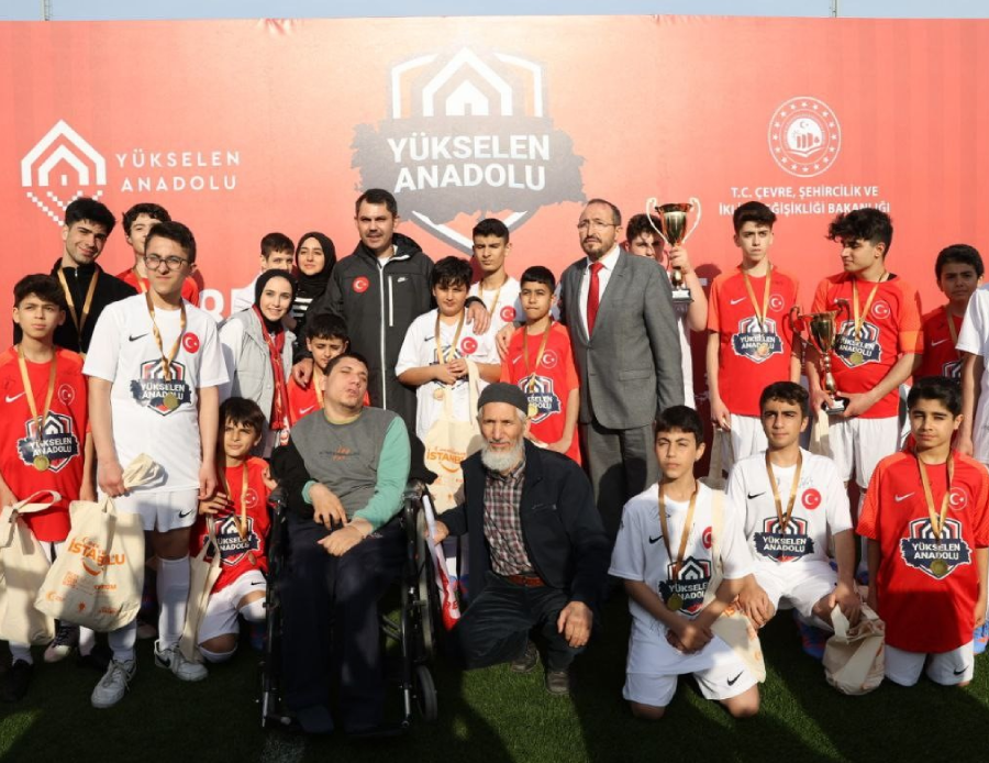 Bakan Murat Kurum, ünlü futbolcular ve depremzede çocuklarla beraber maça çıktı