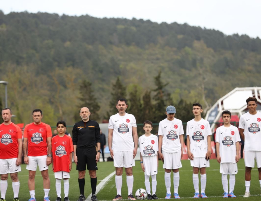 Bakan Murat Kurum, ünlü futbolcular ve depremzede çocuklarla beraber maça çıktı