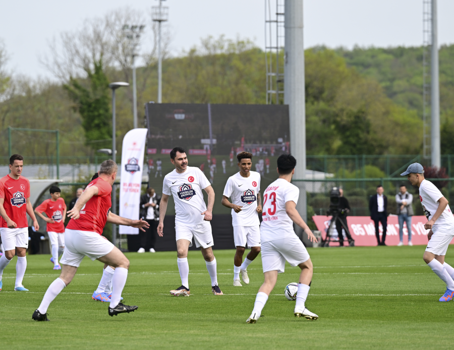 Bakan Murat Kurum, ünlü futbolcular ve depremzede çocuklarla beraber maça çıktı