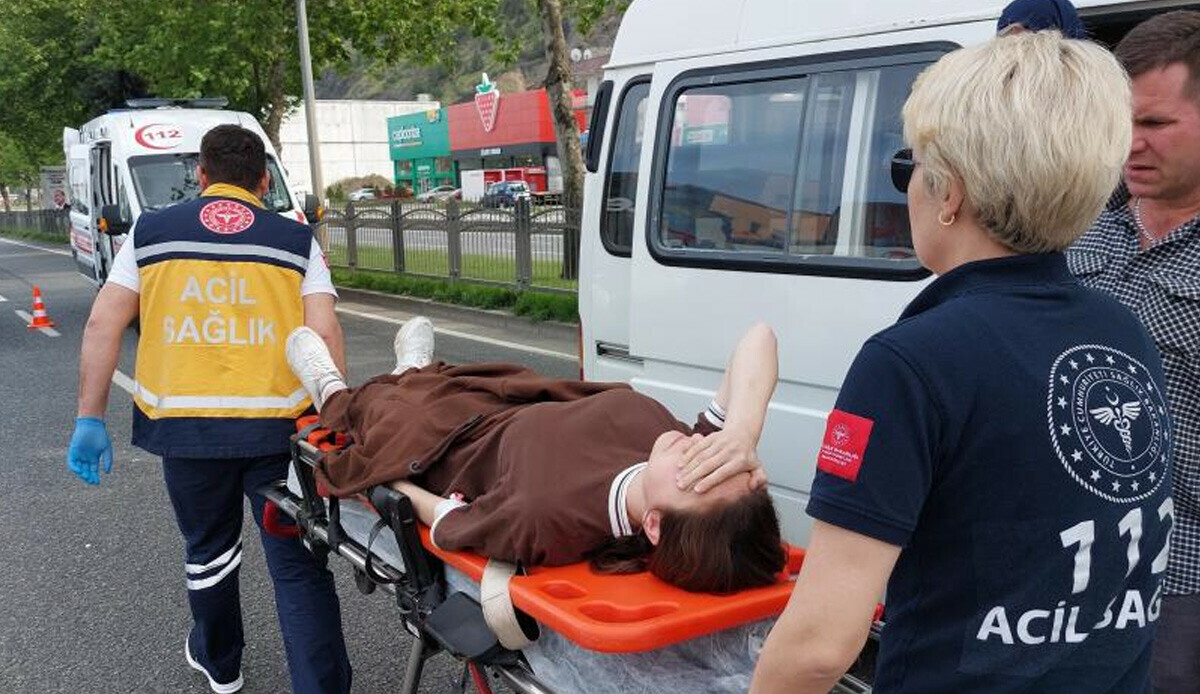Cumhurbaşkanı Erdoğan'ın mitingine giden konvoy kaza yaptı! 5 minibüs birbirine girdi: Yaralılar var Cumhurbaşkanı Erdoğan'ın mitingine giden konvoy kaza yaptı! 5 minibüs birbirine girdi: Yaralılar var