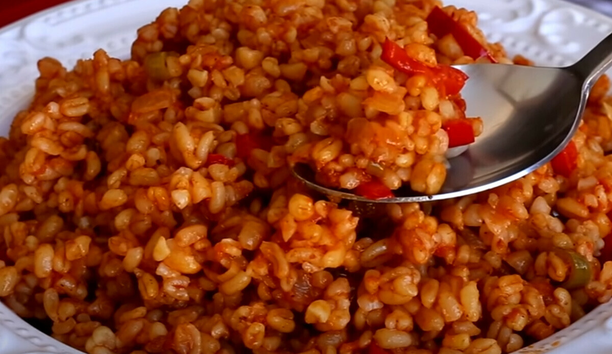Kaşıktan tane tane dökülüyor… Lokanta usulü bulgur pilavının sırrı buymuş Kaşıktan tane tane dökülüyor… Lokanta usulü bulgur pilavının sırrı buymuş