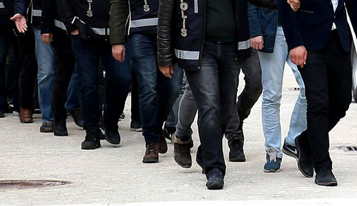 GSM şirketini dolandırarak 2 milyon lira zarara uğrattılar, operasyonla yakayı ele verdiler: 6 şüpheli emniyette GSM şirketini dolandırarak 2 milyon lira zarara uğrattılar, operasyonla yakayı ele verdiler: 6 şüpheli emniyette