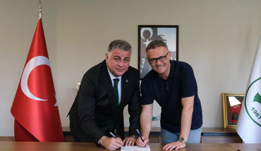 Giresunspor Fenerbahçe maçı öncesi teknik direktör İrfan Buz ile resmi sözleşme imzaladı