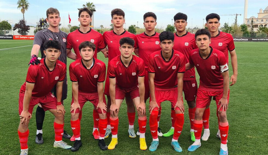 Sivasspor finalde Fenerbahçe'yi yenerek U17 Elit A Ligi'ni şampiyon olarak tamamladı