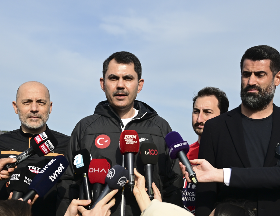 Bakan Murat Kurum, ünlü futbolcular ve depremzede çocuklarla beraber maça çıktı