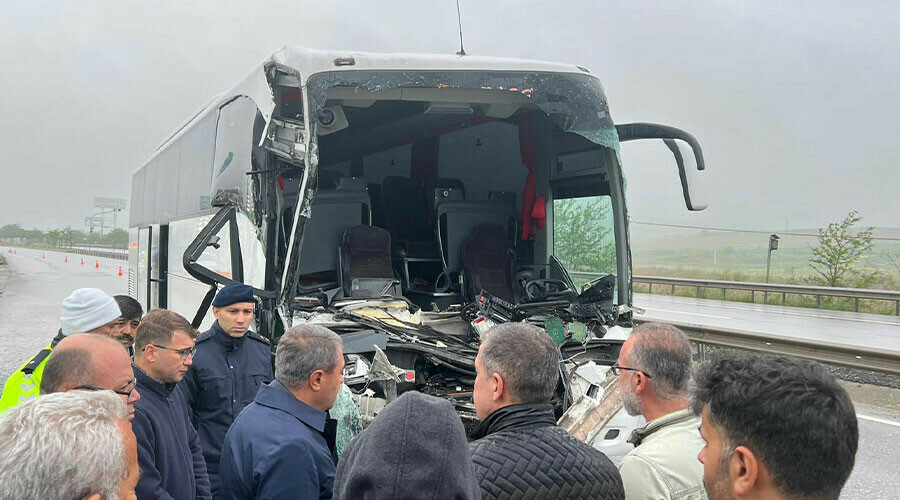 Balıkesir’de öğrencileri taşıyan otobüs kaza yaptı: 33 yaralı