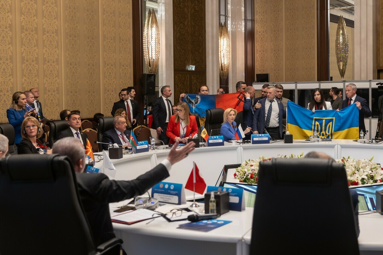 KEİPA toplantısında bayrak krizi: Rusya ve Ukraynalı kurul üyeleri birbirine girdi