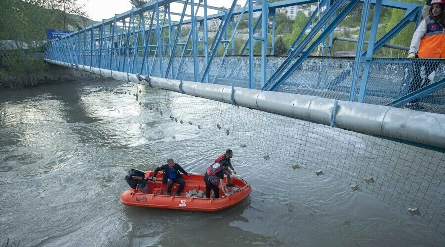 Munzur’da kaybolan 3 genç için suya çelik ağ yerleştirildi Munzur’da kaybolan 3 genç için suya çelik ağ yerleştirildi