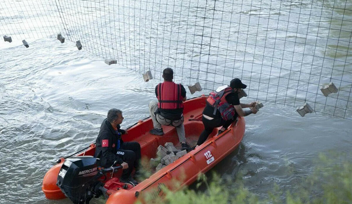 Munzur’da kaybolan 3 genç için suya çelik ağ yerleştirildi