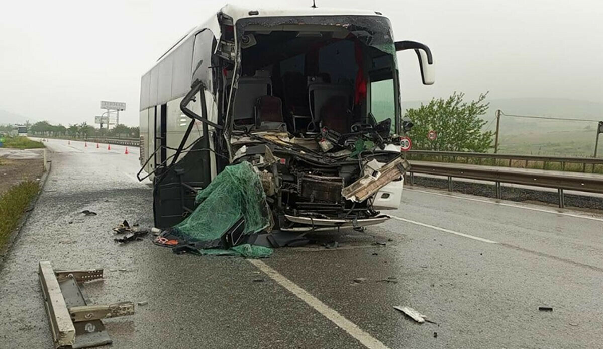 Balıkesir’de öğrencileri taşıyan otobüs kaza yaptı: 33 yaralı