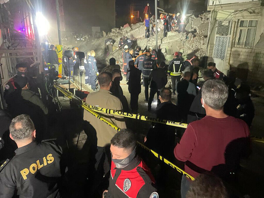 Malatya'da ağır hasarlı bina çöktü: 1 kişi enkaz altında kalıp öldü Malatya'da ağır hasarlı bina çöktü: 1 kişi enkaz altında kalıp öldü