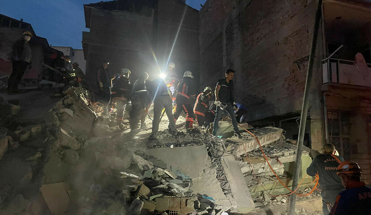 Malatya&#039;da ağır hasarlı bina çöktü: 1 kişi enkaz altında kalıp öldü
