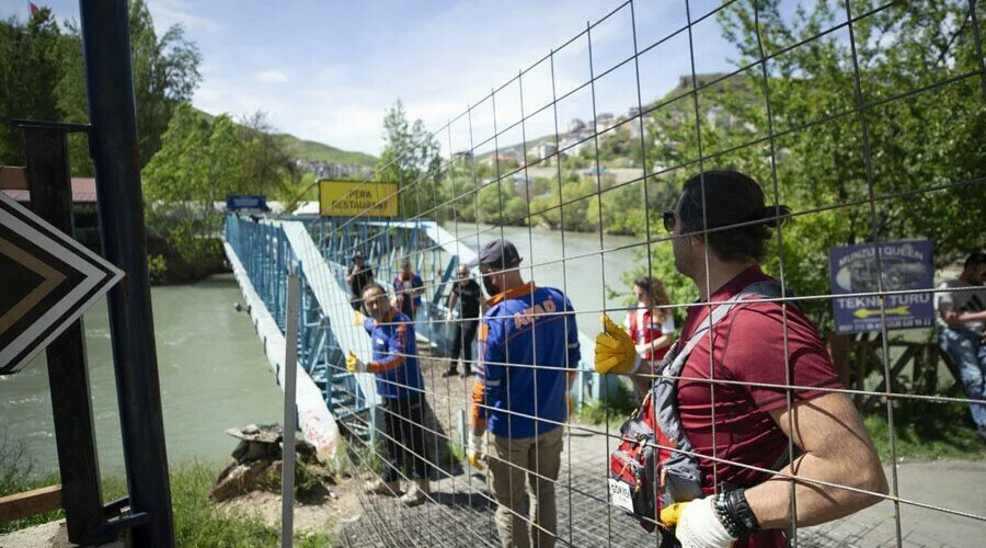 Munzur’da kaybolan 3 genç için suya çelik ağ yerleştirildi Munzur’da kaybolan 3 genç için suya çelik ağ yerleştirildi