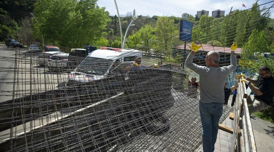 Munzur’da kaybolan 3 genç için suya çelik ağ yerleştirildi Munzur’da kaybolan 3 genç için suya çelik ağ yerleştirildi